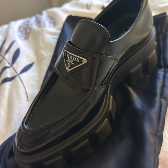 bought this Prada shoes from Paris, I’ve worn it only twice. - Picture 7 of 9